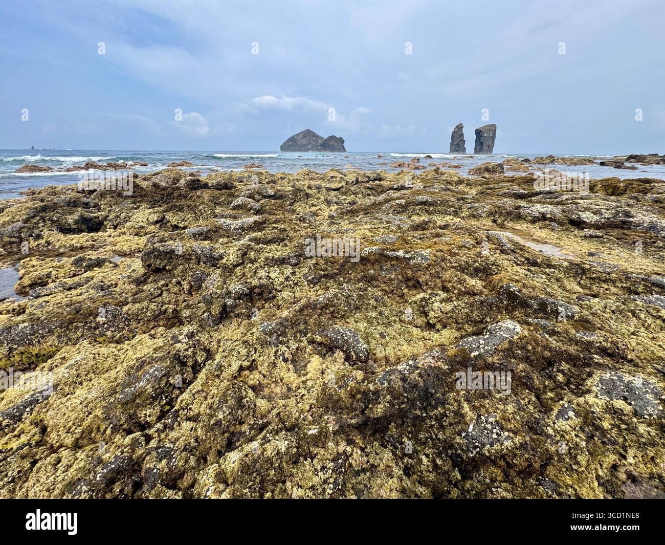 Black basalt rock formations smartphone stock photos and images - Alamy