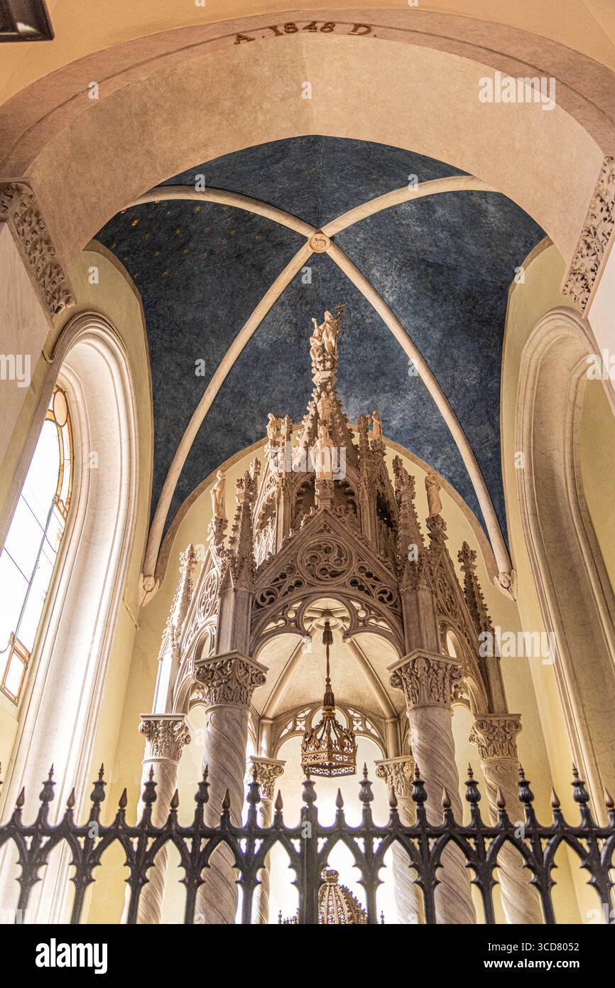 Square Gothic Window Gothic style canopy structure hi-res stock photography and images - Alamy
