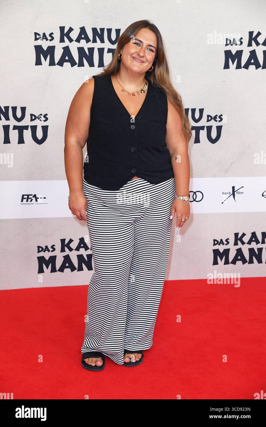 sandra-safiulov-aka-selfiesandra-bei-der-weltpremiere-des-kinofilms-das