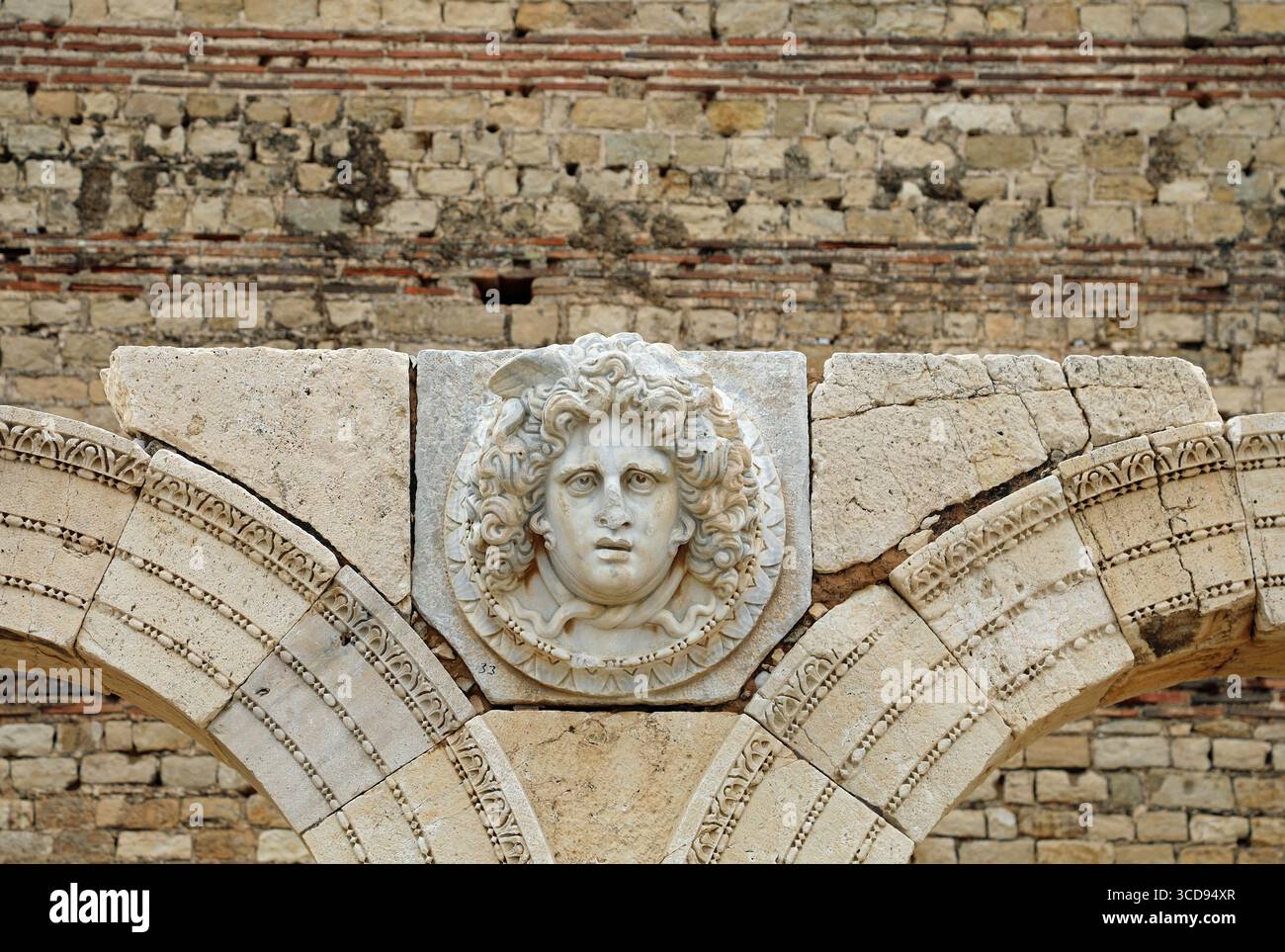Sculpture of gorgons head hi-res stock photography and images - Alamy
