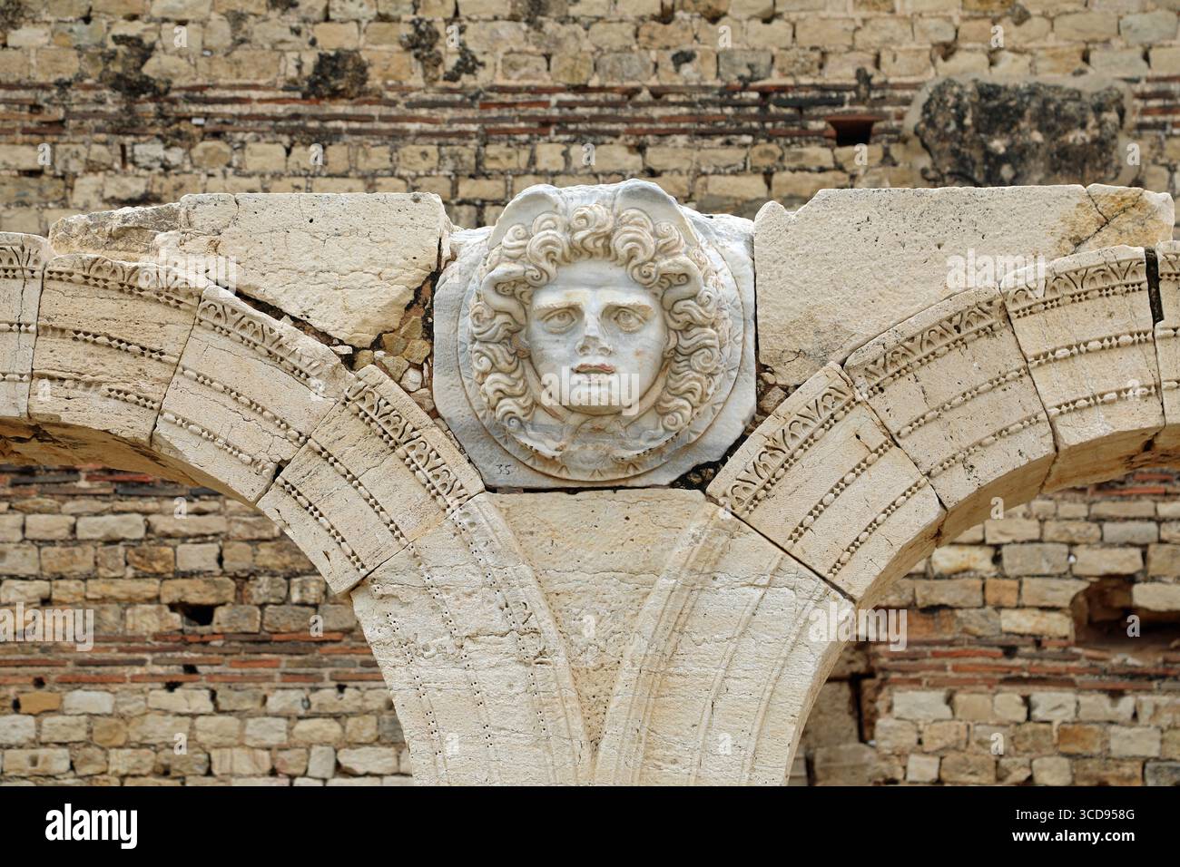 Sculpture of gorgons head hi-res stock photography and images - Alamy