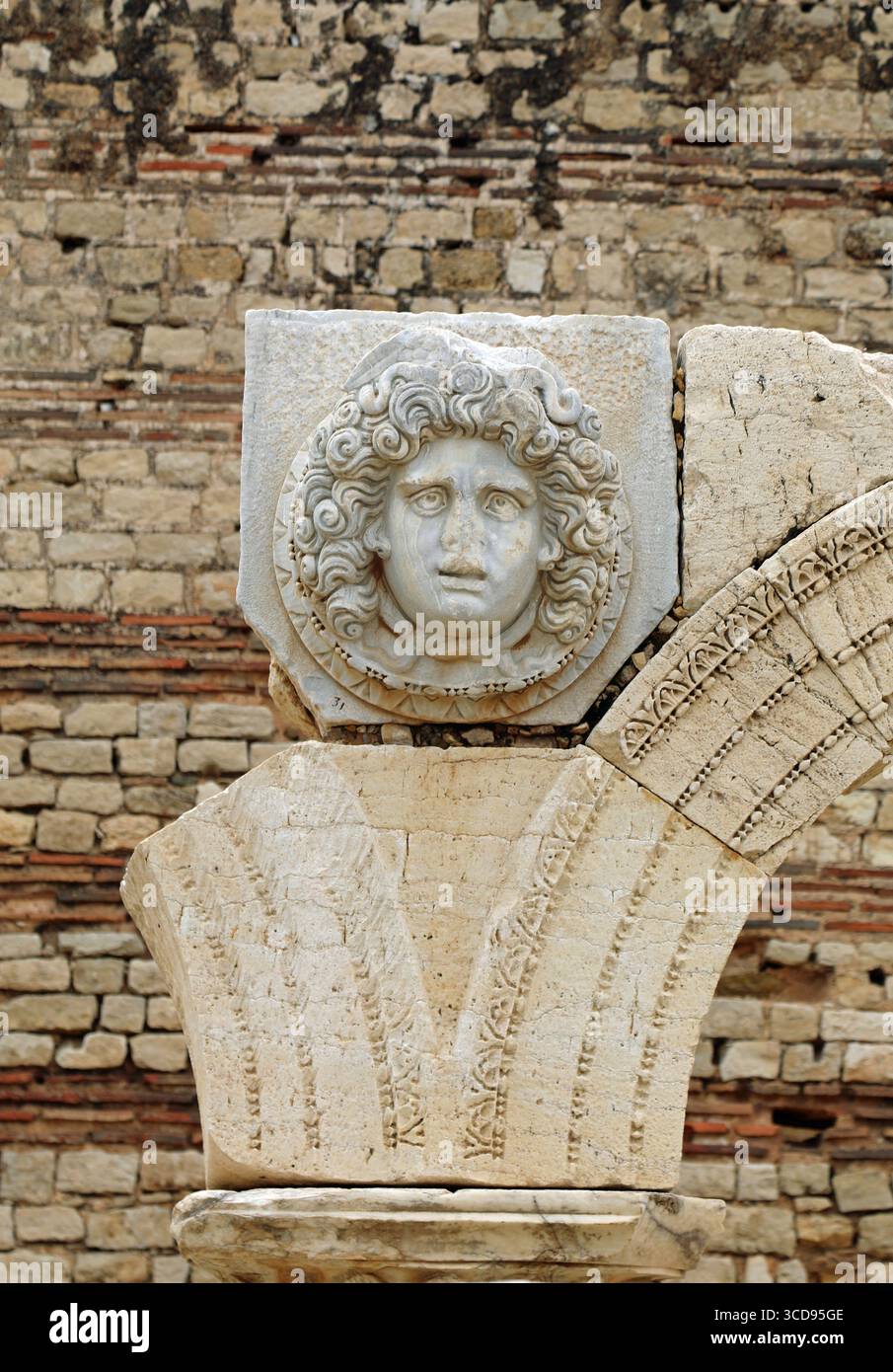 Sculpture of gorgons head hi-res stock photography and images - Alamy