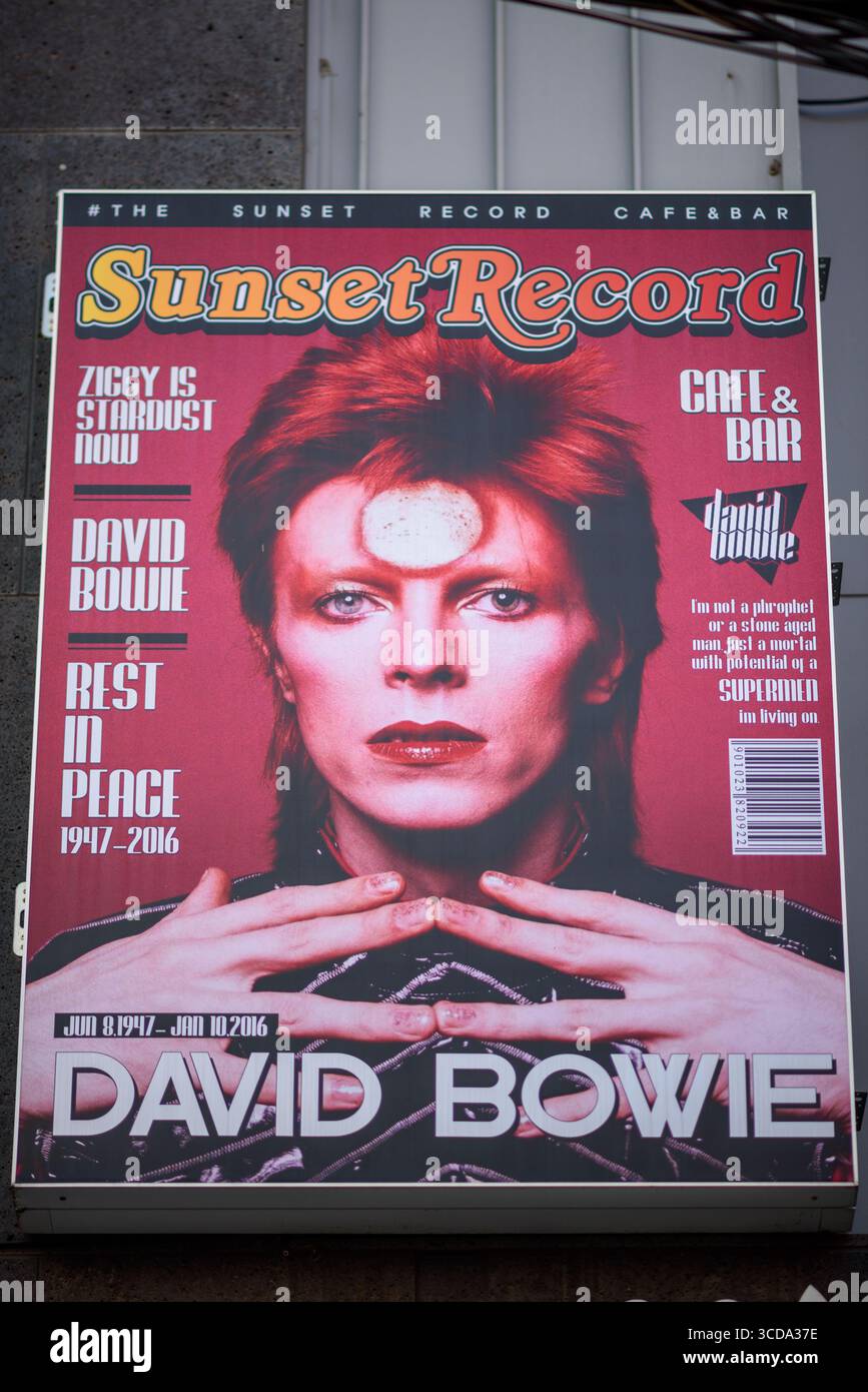David bowie magazine cover hi-res stock photography and images - Alamy