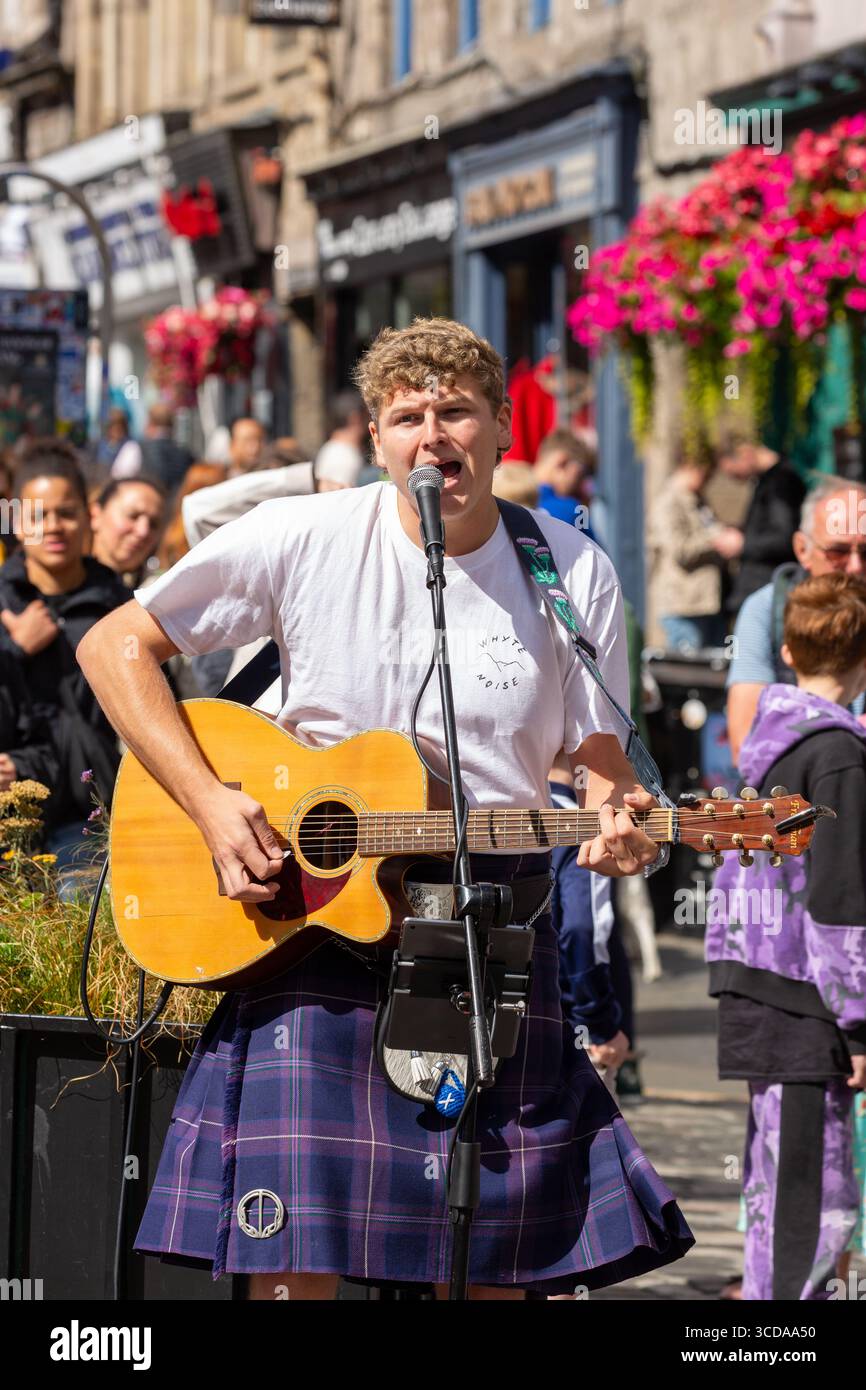 Whyte Noise are a father and son duo, Gordon and Ciaran Whyte from Paisley busking during Edinburgh Festival on the Royal Mile Stock Photo