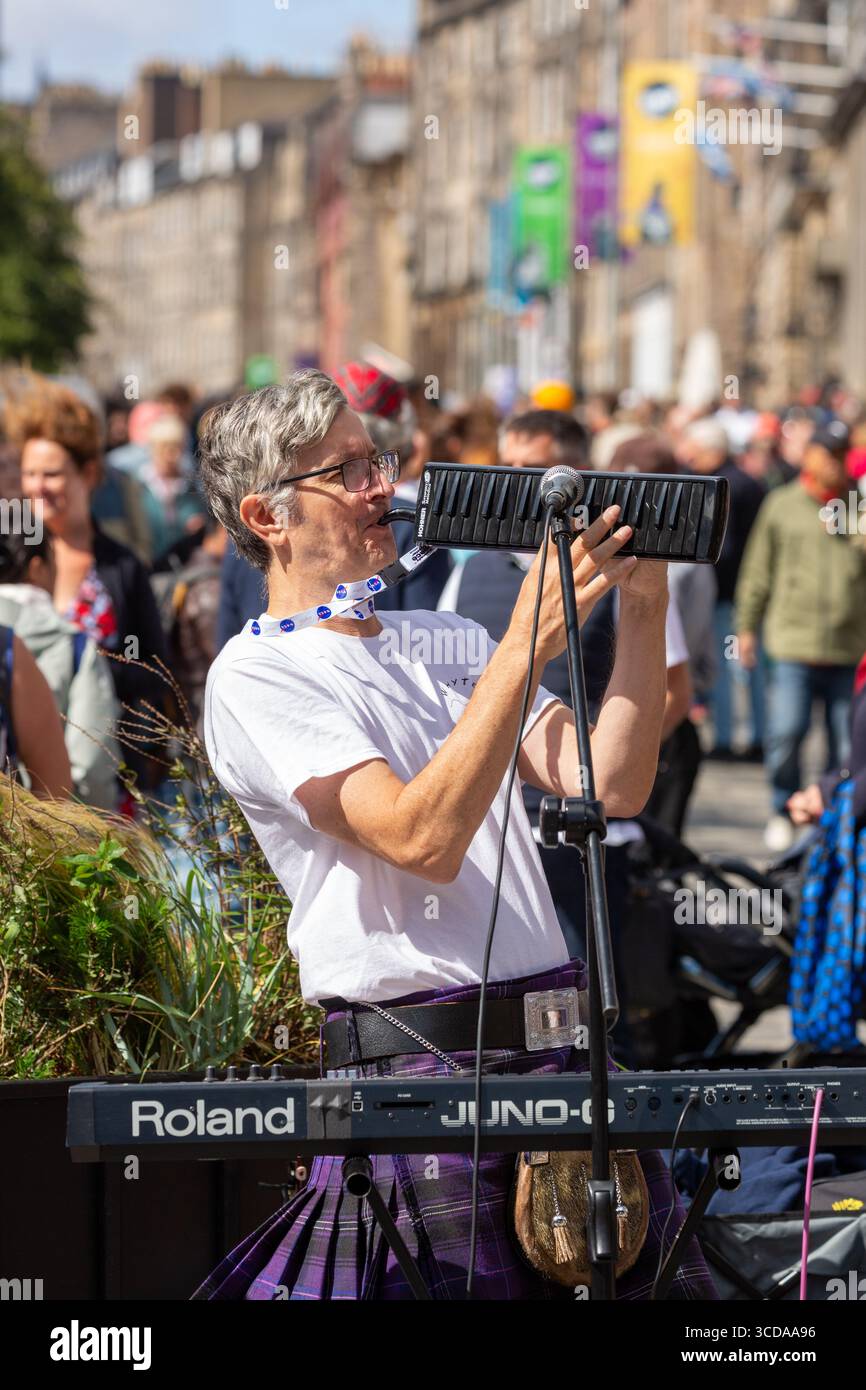 Whyte Noise are a father and son duo, Gordon and Ciaran Whyte from Paisley busking during Edinburgh Festival on the Royal Mile Stock Photo