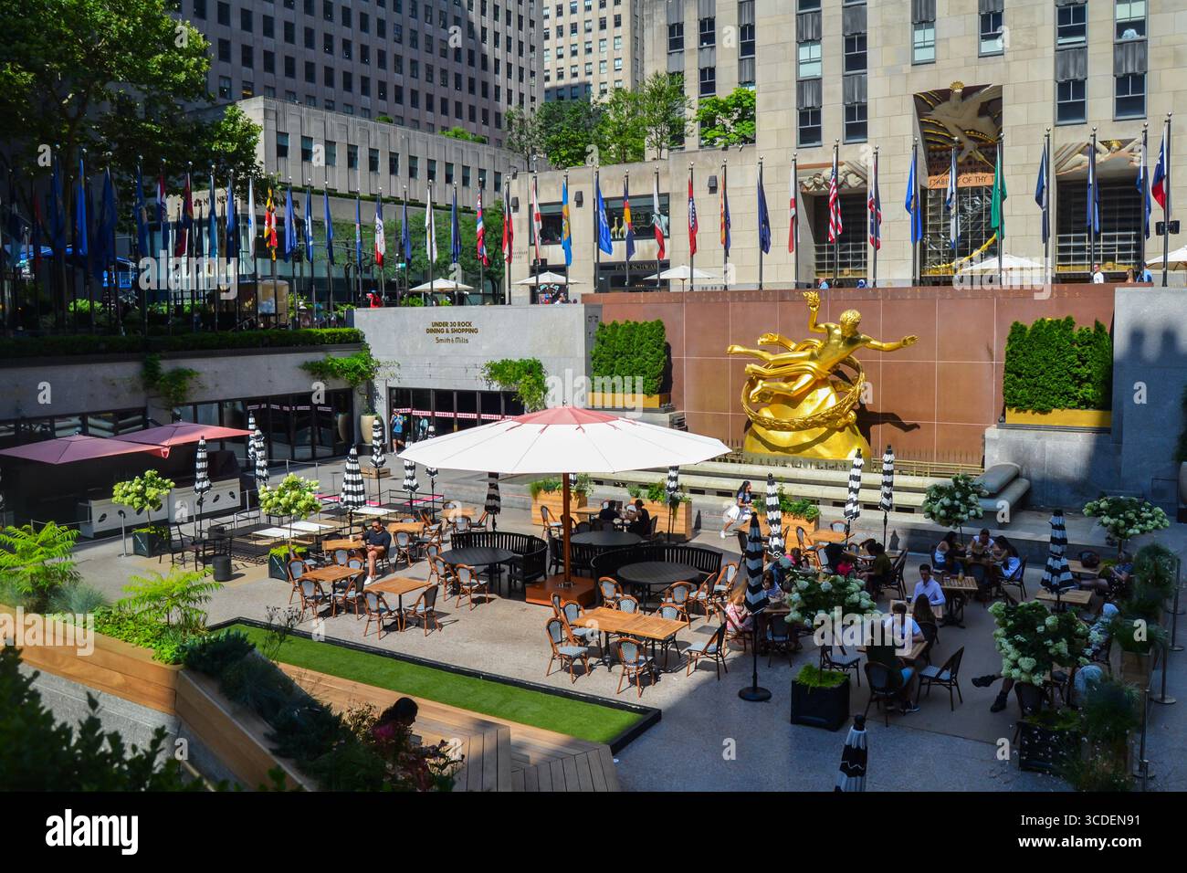 30 rockefeller plaza ge building hi-res stock photography and images ...