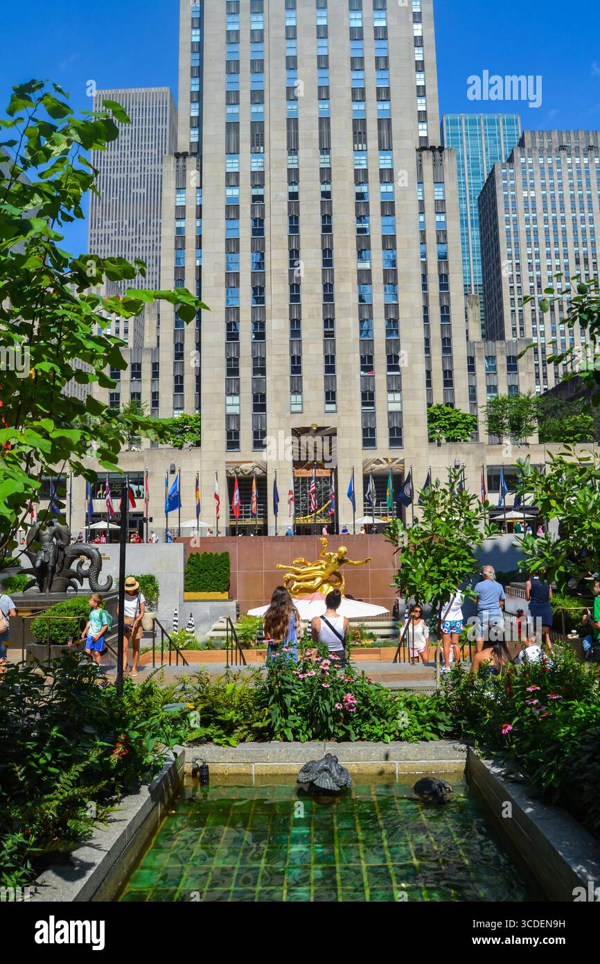 Rockefeller Center Lower Plaza in Summer, New York City Stock Photo - Alamy