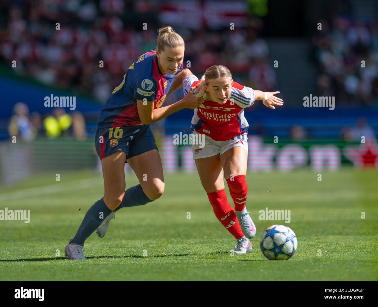 Chloe Kelly challenging Rolfo for possession of the ball- Lisbon 2025 Stock Photo