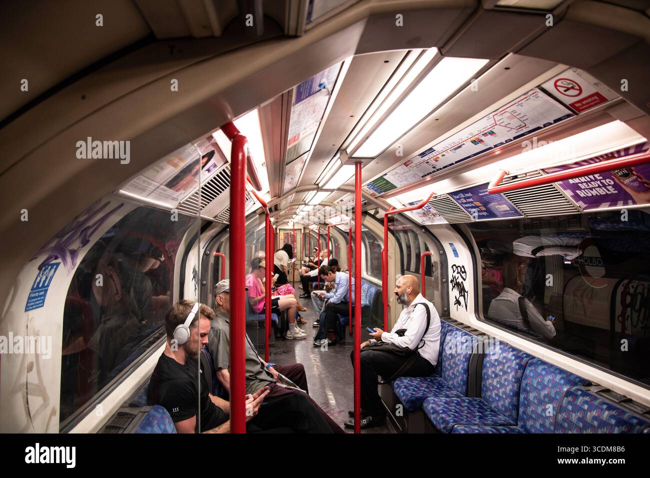 London underground tube train hi-res stock photography and images - Alamy
