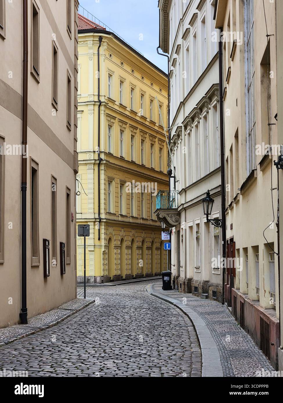 Empty street hi-res stock photography and images - Alamy