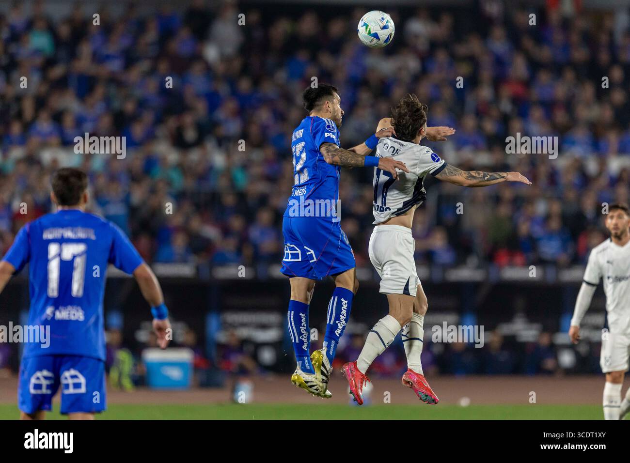 Santiago, Chile - August 13: Matias Zaldivia of Universidad de Chile fights for heading the ball during the Copa CONMEBOL Sudamericana 2025 match between Universidad de Chile and CA Independiente at Estádio Nacional Julio Martínez Prádanos on August 13, 2025 in Santiago, Chile. (Photo by Cristian Soto Quiróz/Eurasia Sport Images) Stock Photo
