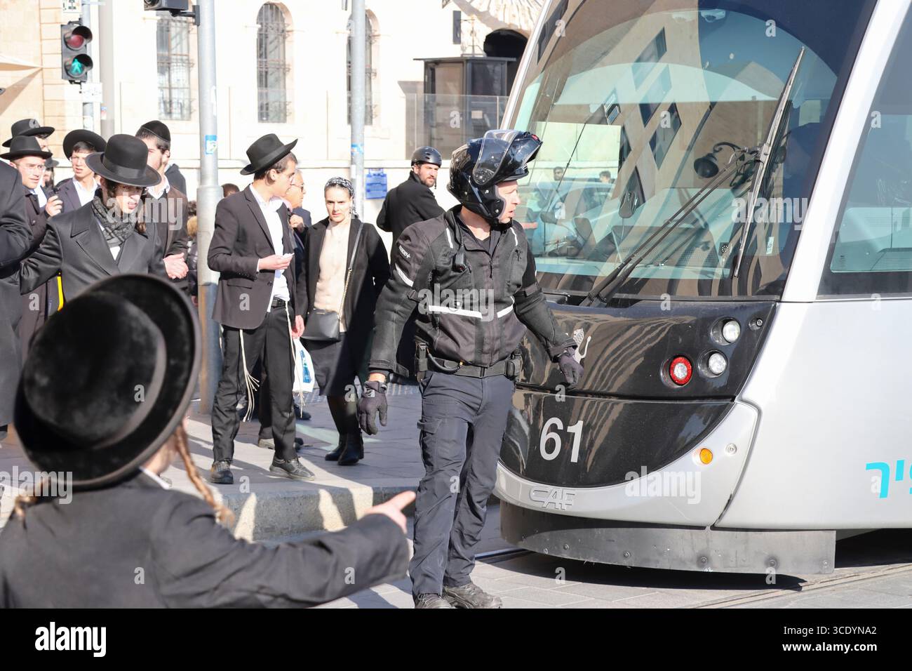 Jewish Block Ultra-Orthodox Jews protest against an IDF draft and block the light ...