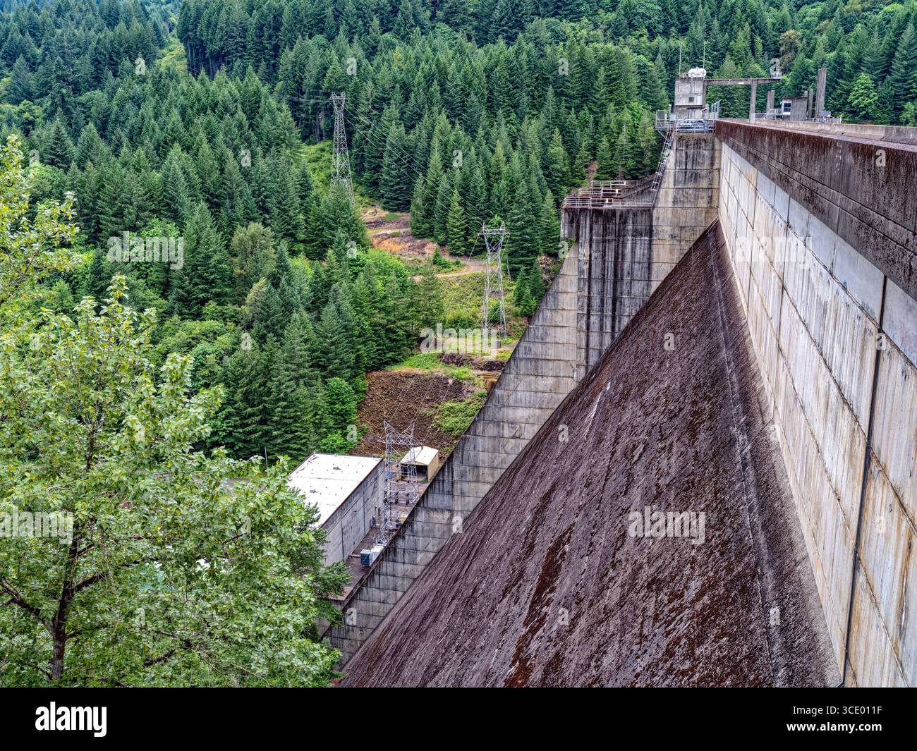 The spillway and powerhouse of the Green Peter hydroelectric dam near ...