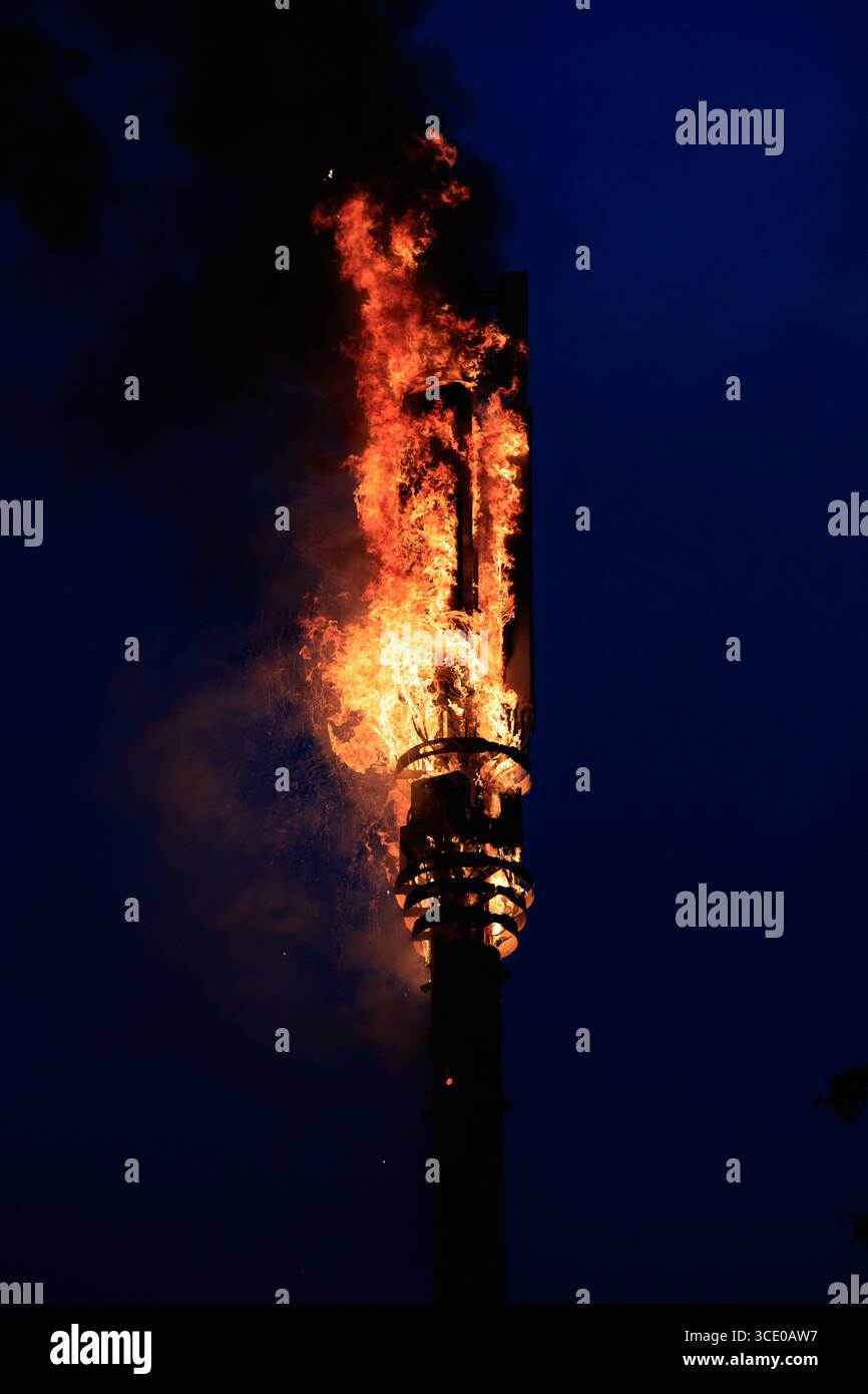 Belfast 5G Telecoms Tower set alight in West Belfast Arsonists set fire ...