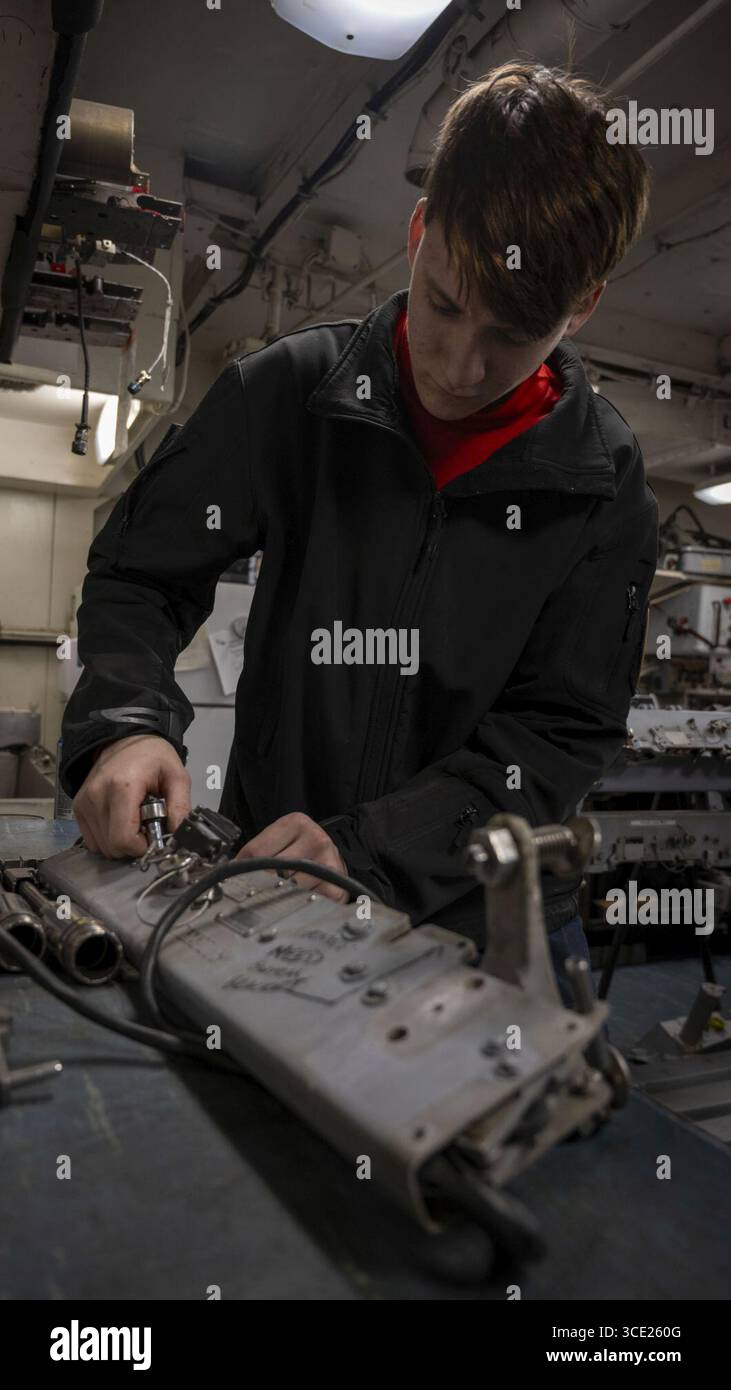 Sailor Make Rack Nimitz Sailor Disassembles Bomb Rack Component (8852092 Stock Photo - Alamy