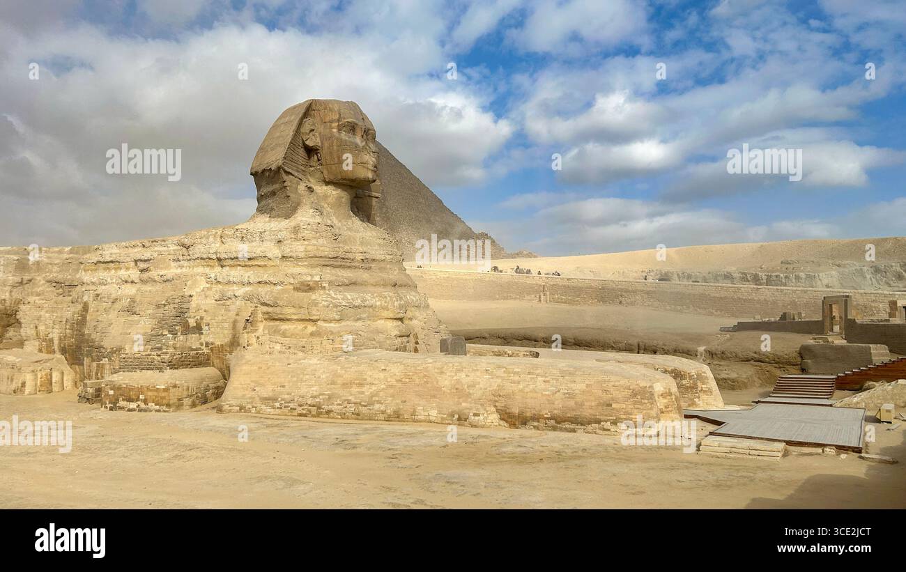 The Great Sphinx of Giza with the iconic Great Pyramid in the ...