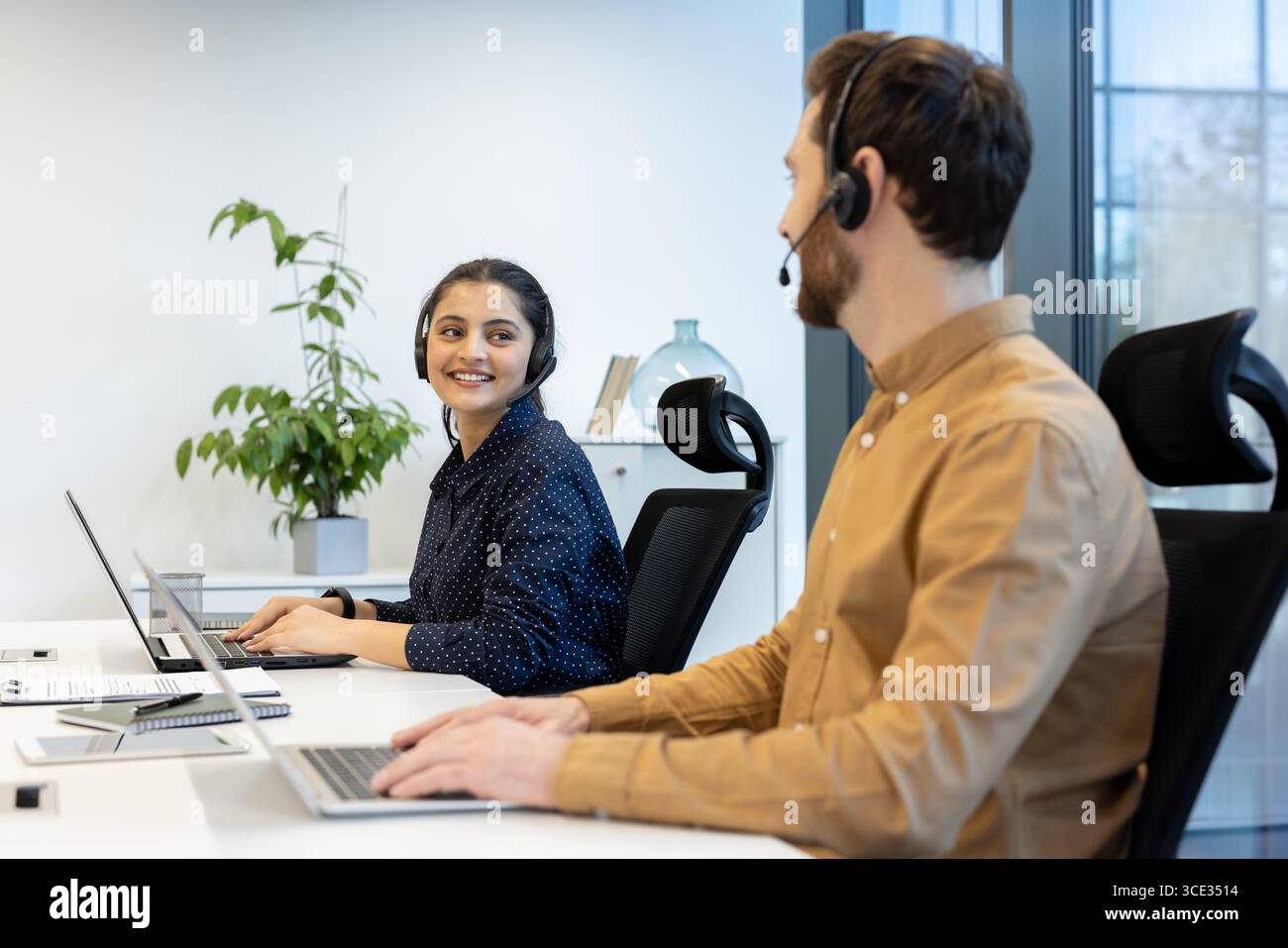Diverse people sit desks hi-res stock photography and images - Alamy