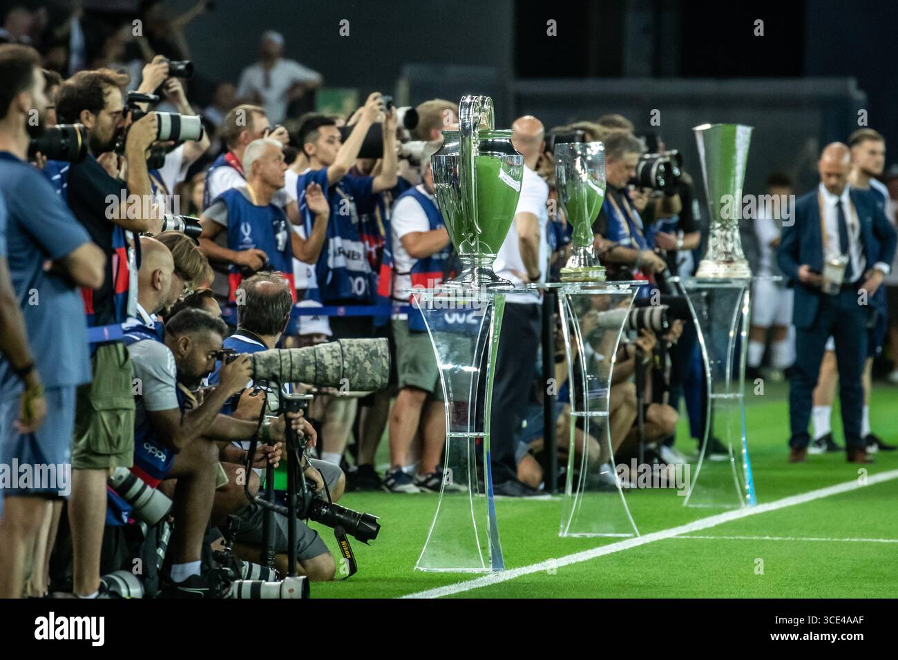Fanion UEFA Supercup 2025 Finale PSG - Tottenham - 9x11cm, Clubs Français, Podium