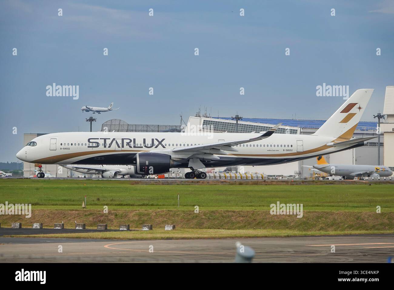 Starlux a350 hi-res stock photography and images - Alamy