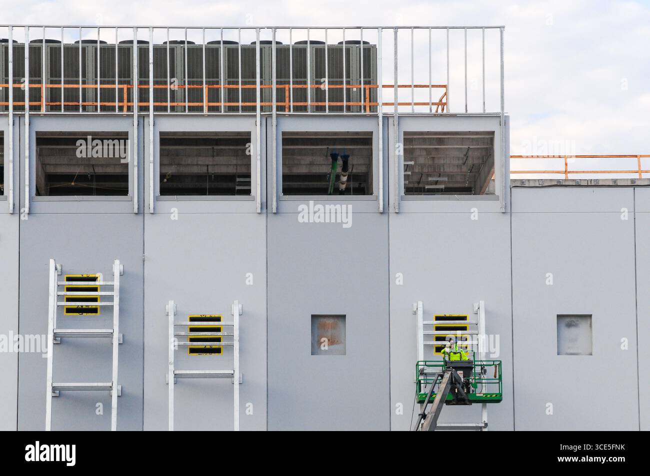 Mesa, Arizona, USA. 15th Aug, 2025. A welder works on the exterior of the EdgeCore Internet Real Estate data center under construction, part of the Phoenix metro area's large-scale industrial building boom. Data center, residential, and commercial construction continues across the region as the real estate market in Maricopa County cools after years of rapid gains, with more listings easing pressure on buyers. (Credit Image: © Eduardo Barraza/ZUMA Press Wire) EDITORIAL USAGE ONLY! Not for Commercial USAGE! Stock Photo