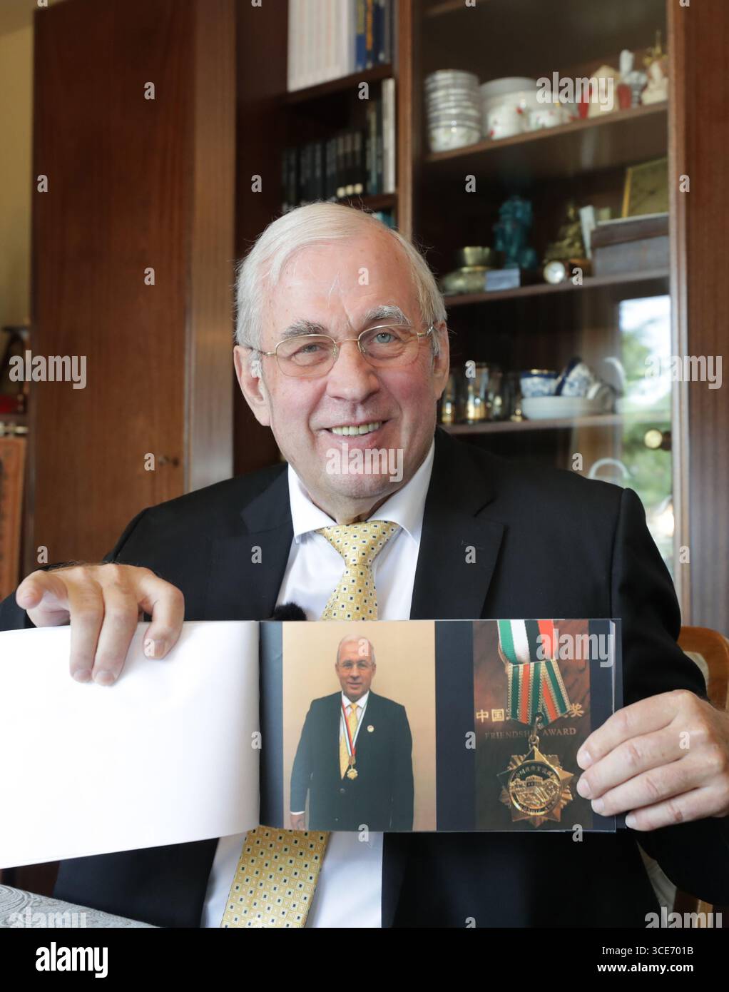 Thomas John Rabe (250816) -- HEIDELBERG, Aug. 16, 2025 (Xinhua) -- Thomas Rabe shows a ...