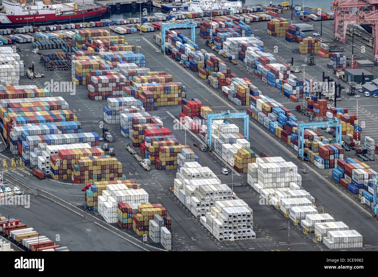 Shipping containers truck port seattle hi-res stock photography and ...