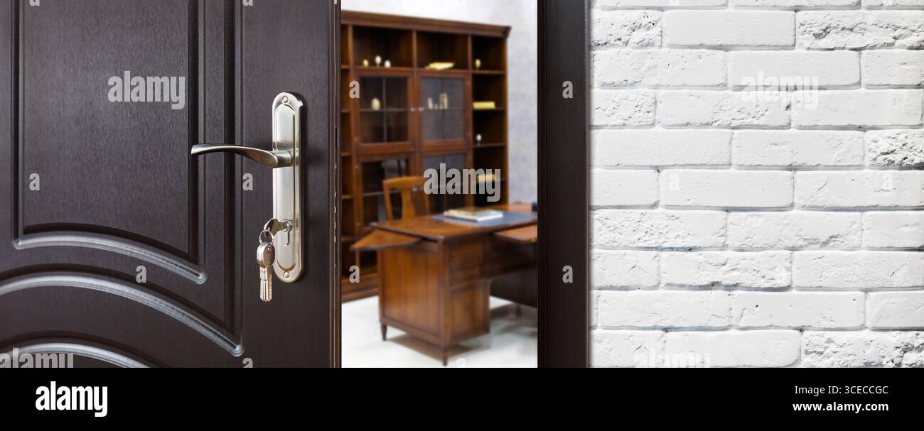 Half open door hotel hi-res stock photography and images - Alamy