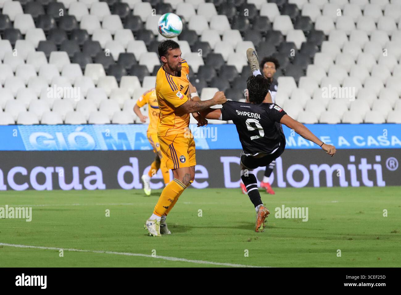 Scarica lo sfondo del Fantastico Calcio Messi E Ronaldo | Wallpapers.com, image size:1300x956