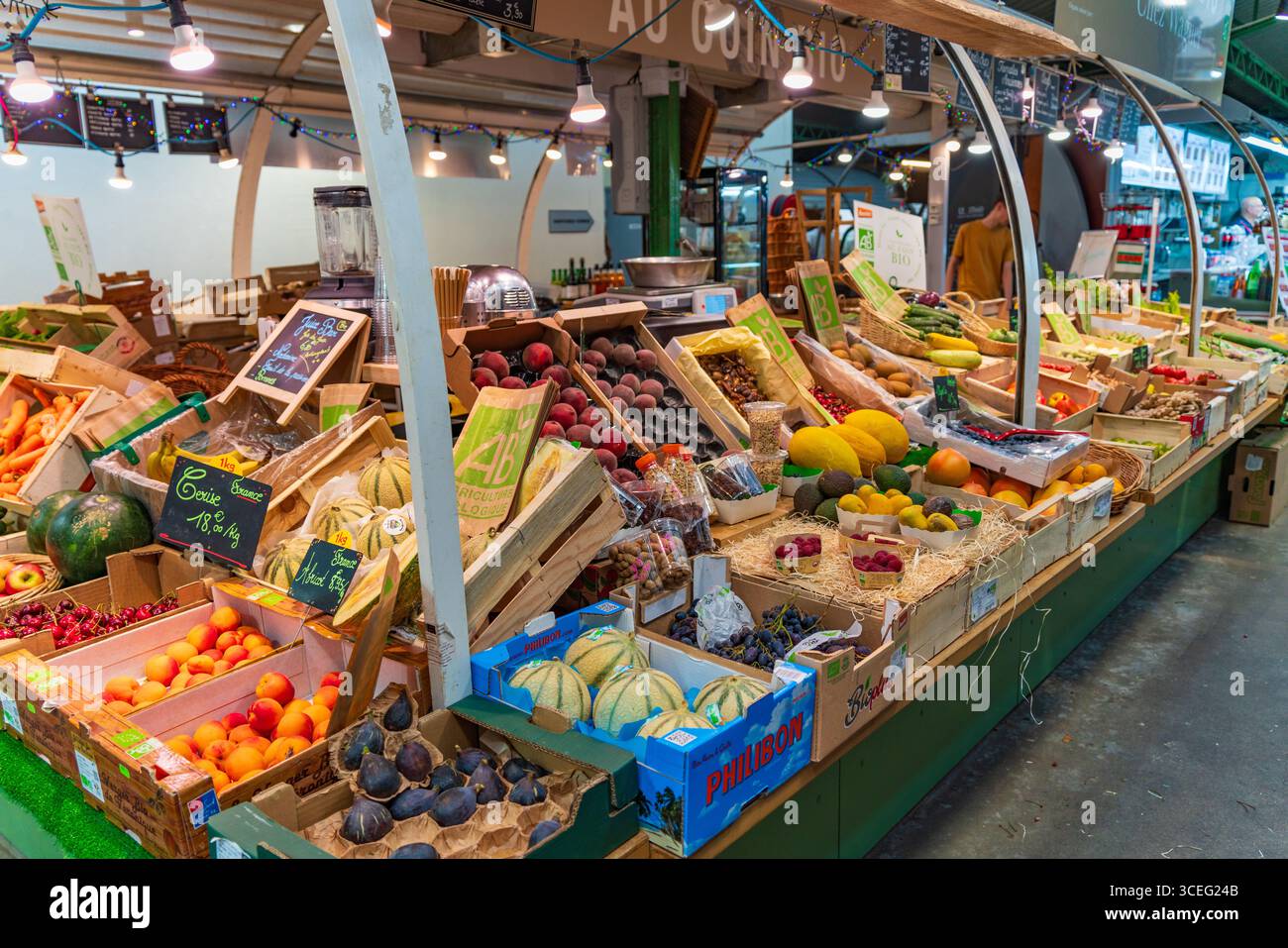 a-fruit-stall-in-marche-des-enfants-rouges-the-oldest-market-in-paris