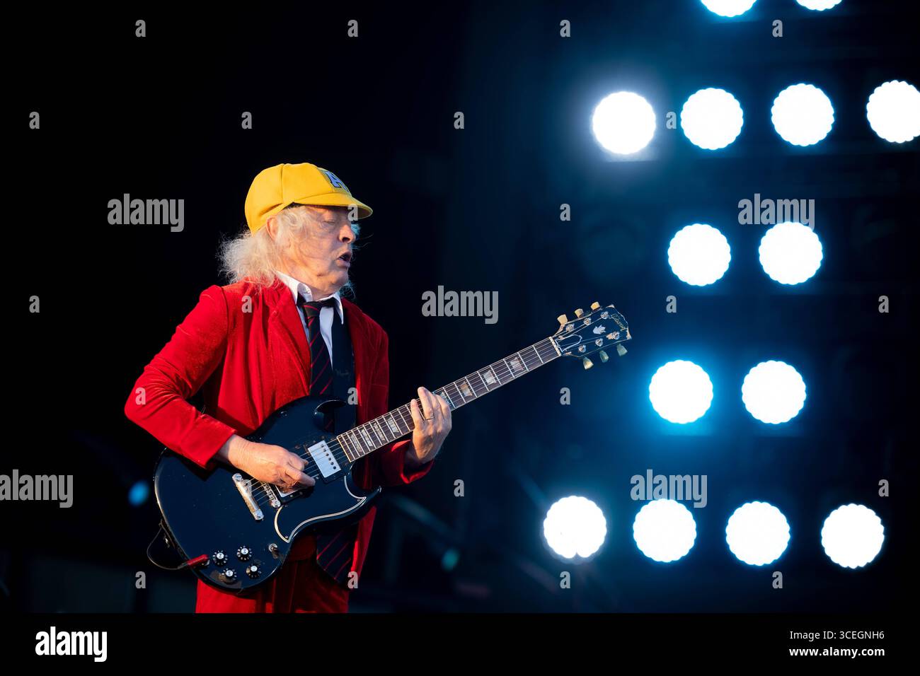Karlsruhe, AC/DC - PWR UP TOUR 2025, 17.08.2025 Gitarist und ...