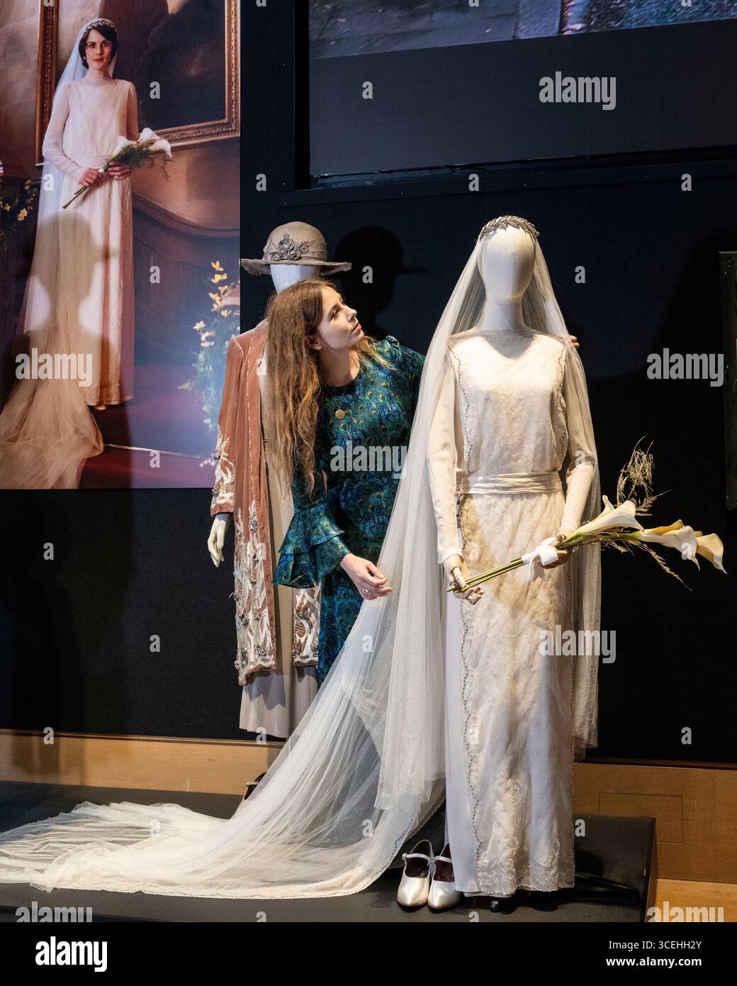 Michelle Dockery (as Lady Mary): Wedding dress, worn for the marriage of Lady  Mary Crawley to Matthew Crawley Season 3, Episode 1 - Bonhams auction Stock  Photo - Alamy