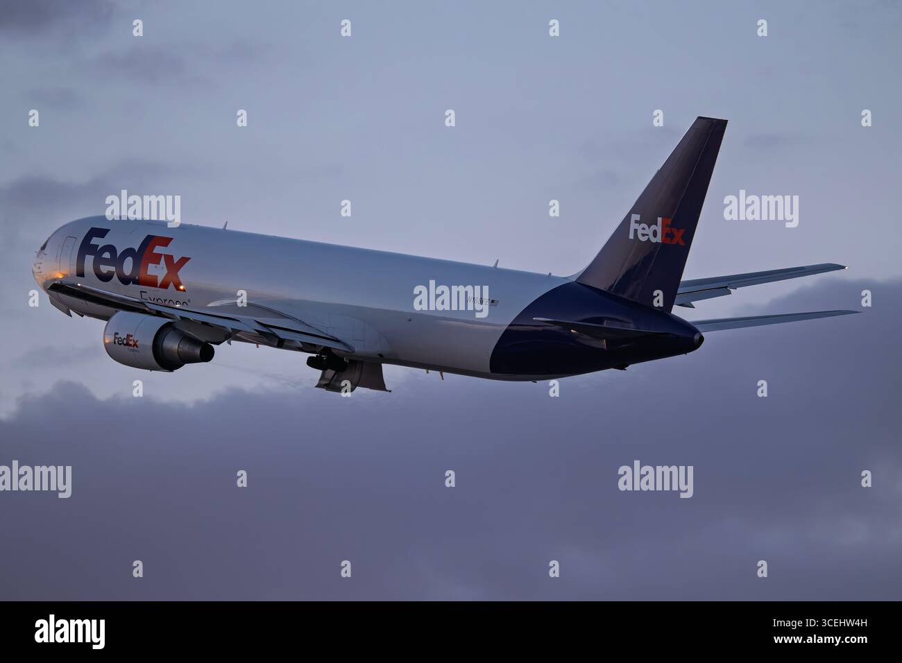 Fedex cargo boeing 767 hi-res stock photography and images - Alamy