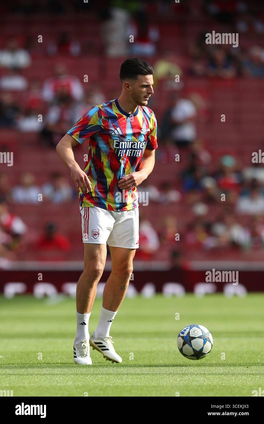 Declan Rice of Arsenal warms up ahead of kick-off during the Arsenal FC ...