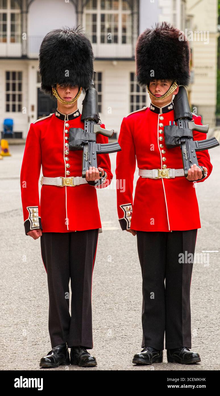 Grenadier Guards standing at attention holding L85A1 IW bullpup rifles ...