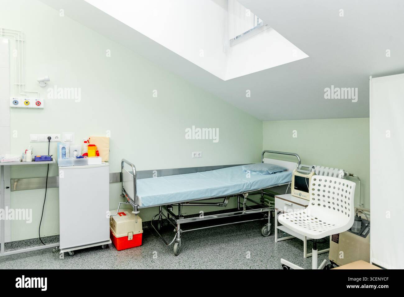 Empty bed on hospital ward hi-res stock photography and images - Alamy