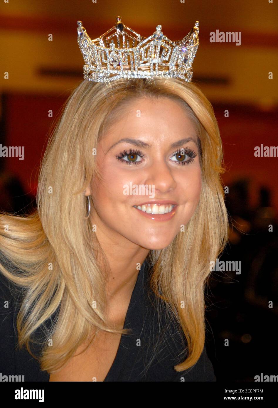 Kirsten Haglund, 2008 Miss America winner, is on hand for the ringing of  the closing bell at the NASDAQ on February 19, 2008 in New York. Haglund,  of Michigan, has also been, image size:947x1390