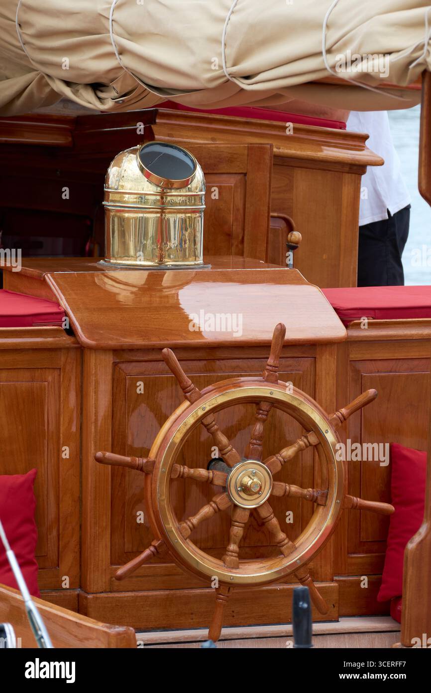Nautical compass hi-res stock photography and images - Alamy