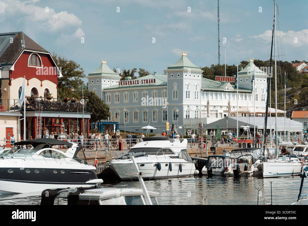 Strömstad, Hafenstadt in Bohuslän, Schweden Belebte Hafenpromenade von ...