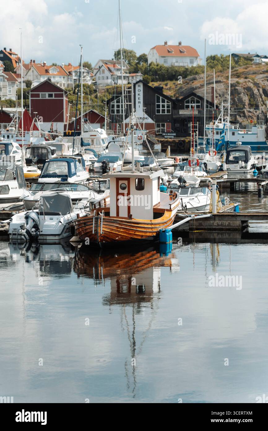 Strömstad, Hafenstadt in Bohuslän, Schweden Traditionelles Holzboot ...