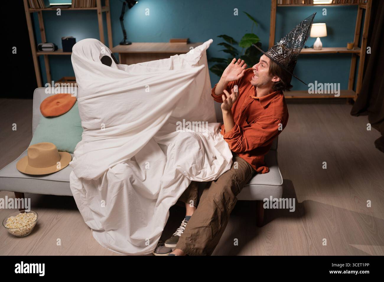 Two ghosts in sheets autumn hi-res stock photography and images - Alamy Two ghosts in sheets autumn hi-res stock photography and images - Alamy