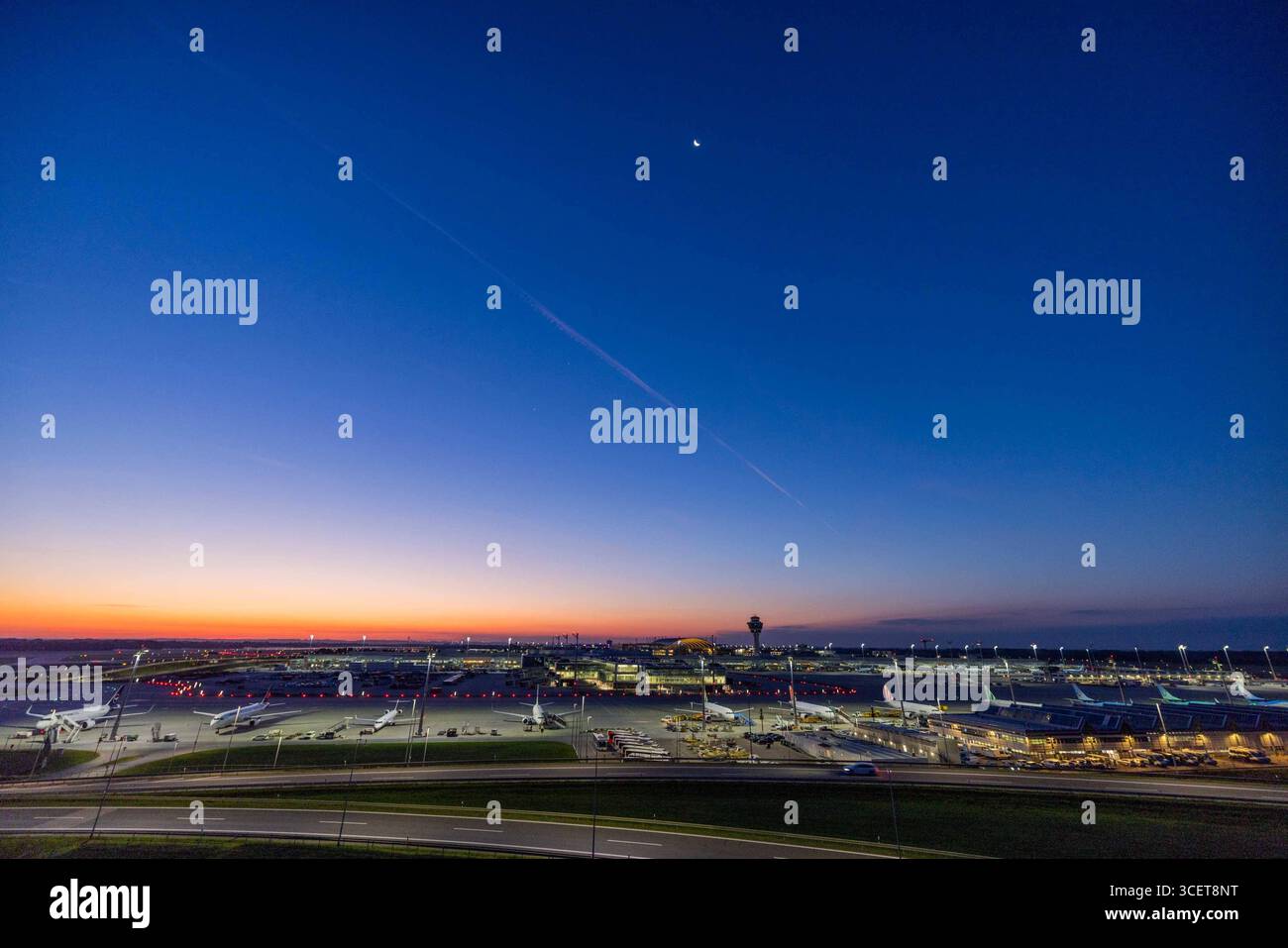 18.08.2025 Flughafen München , Franz-Josef--Strauss Flughafen kurz vor dem Sonnenaufgang *** 18 08 2025 Munich Airport , Franz Josef Strauss Airport shortly before sunrise Stock Photo