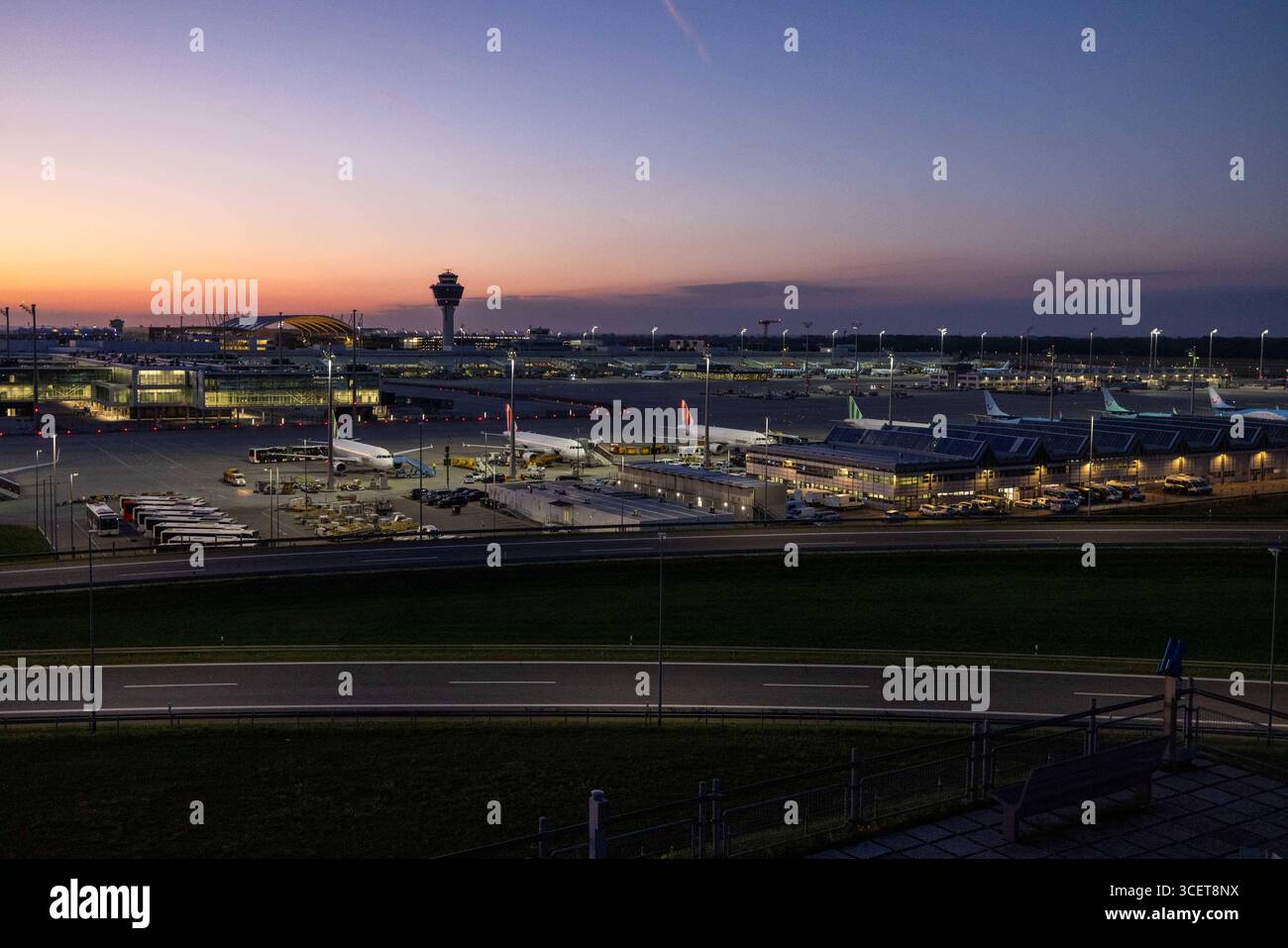 18.08.2025 Flughafen München , Franz-Josef--Strauss Flughafen kurz vor dem Sonnenaufgang *** 18 08 2025 Munich Airport , Franz Josef Strauss Airport shortly before sunrise Stock Photo