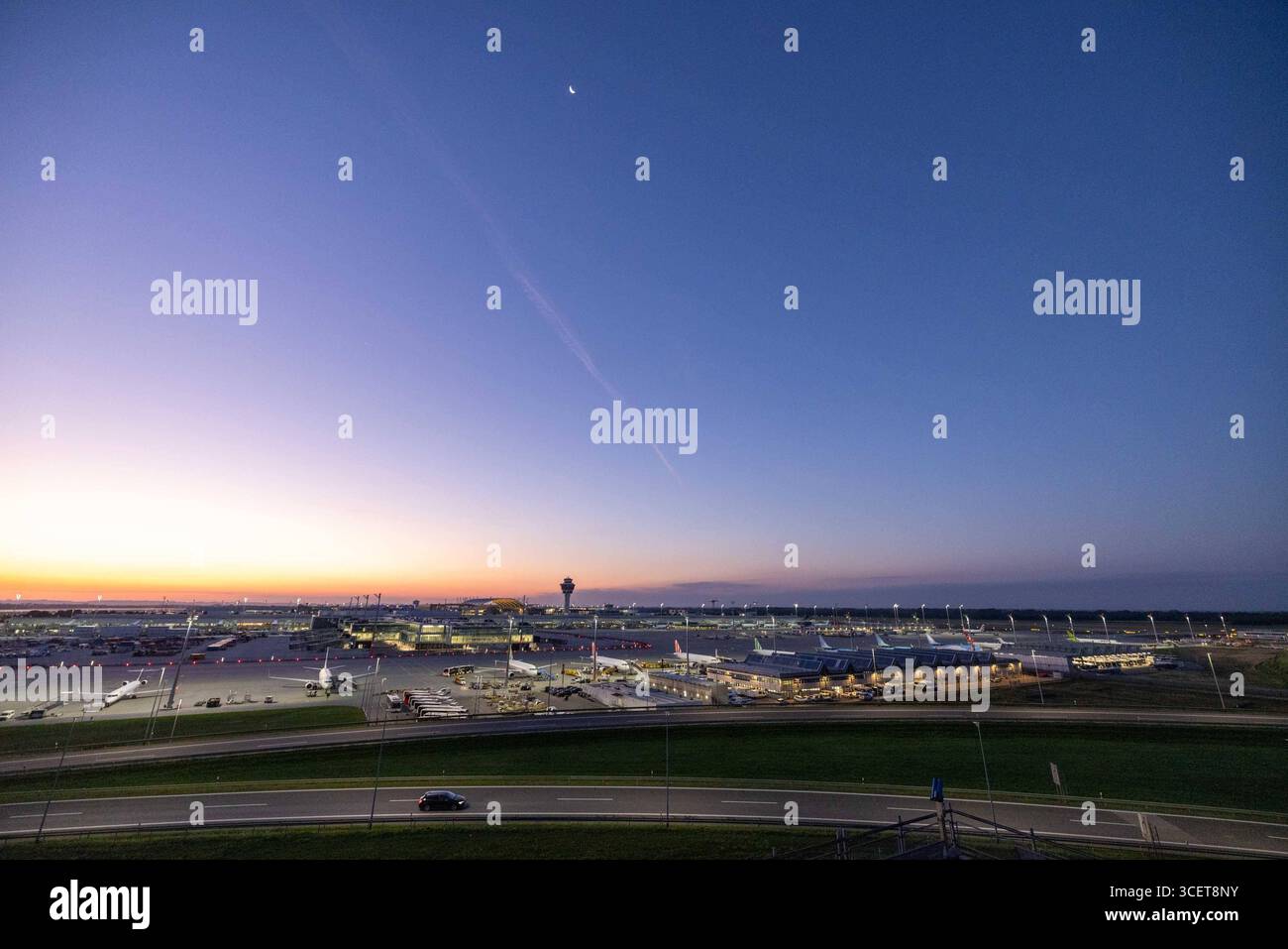 18.08.2025 Flughafen München , Franz-Josef--Strauss Flughafen kurz vor dem Sonnenaufgang *** 18 08 2025 Munich Airport , Franz Josef Strauss Airport shortly before sunrise Stock Photo