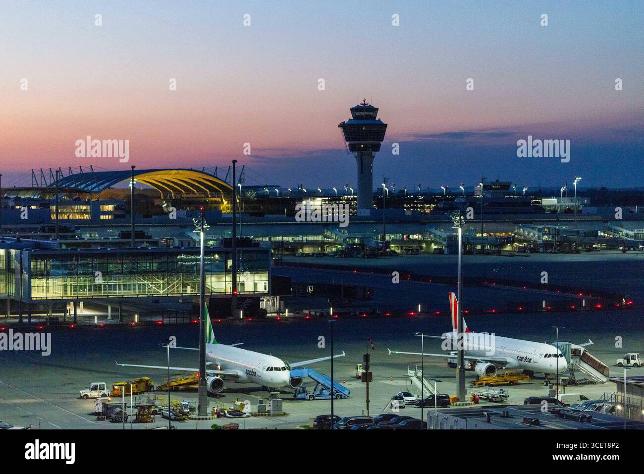 18.08.2025 Flughafen München , Franz-Josef--Strauss Flughafen kurz vor dem Sonnenaufgang *** 18 08 2025 Munich Airport , Franz Josef Strauss Airport shortly before sunrise Stock Photo