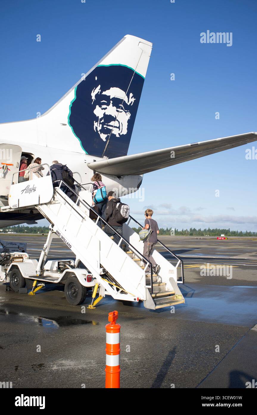 Passengers walking onto Alaska Airlines Boeing 737-400 Combi jet ...