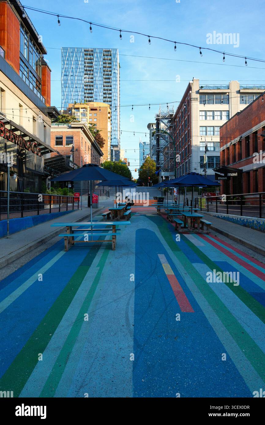 Public mural and pedestrian hi-res stock photography and images - Alamy