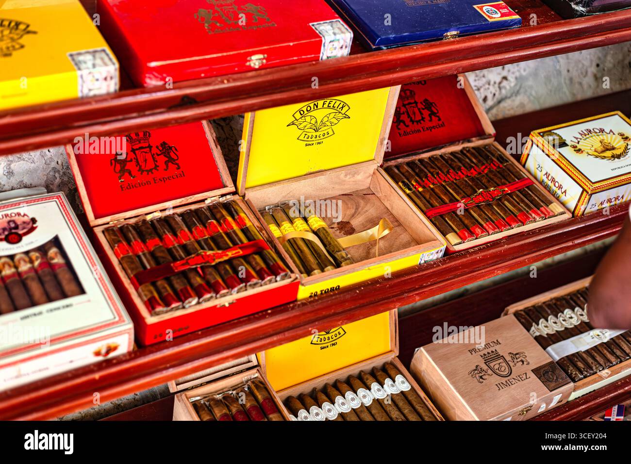 Cigars display tobacco shop hi-res stock photography and images - Page 2