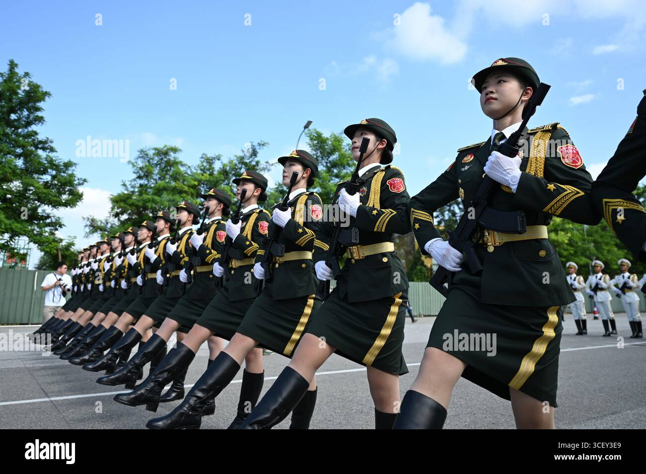 Peking, China. 20th Aug, 2025. Female soldiers of the Chinese People's ...