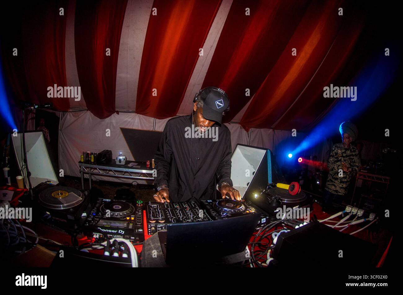 Massive attack live hi-res stock photography and images - Alamy