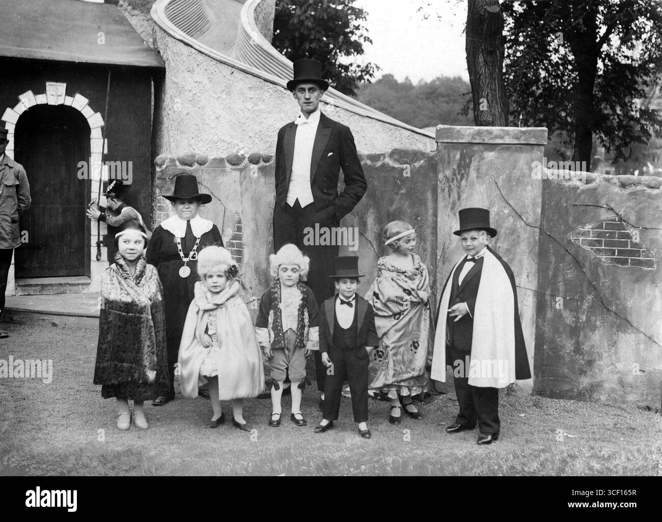 Celebrity Midgets | List of Famous Midgets, Dwarves, \u0026 Little People, image size:1300x1026